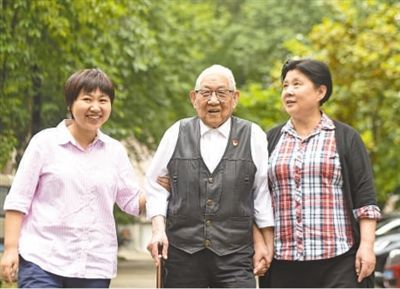 “無(wú)論到哪兒，我都是一名醫(yī)生”（兩優(yōu)一先典型）